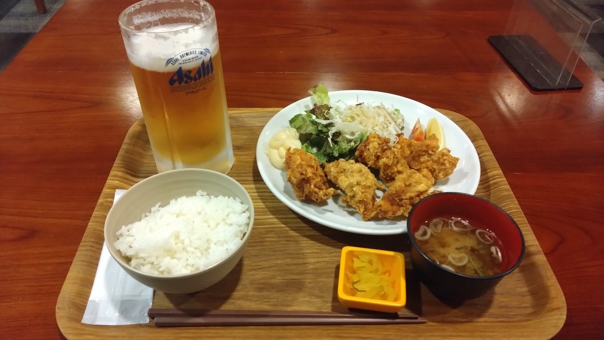 kei511's tweet photo. 二度風呂後に唐揚げ定食と生ビール大。漫画に飽きたら追加で個室を借りて寝る予定。贅沢の極み…やりたい放題 https://t.co/hHJwhvSuGK