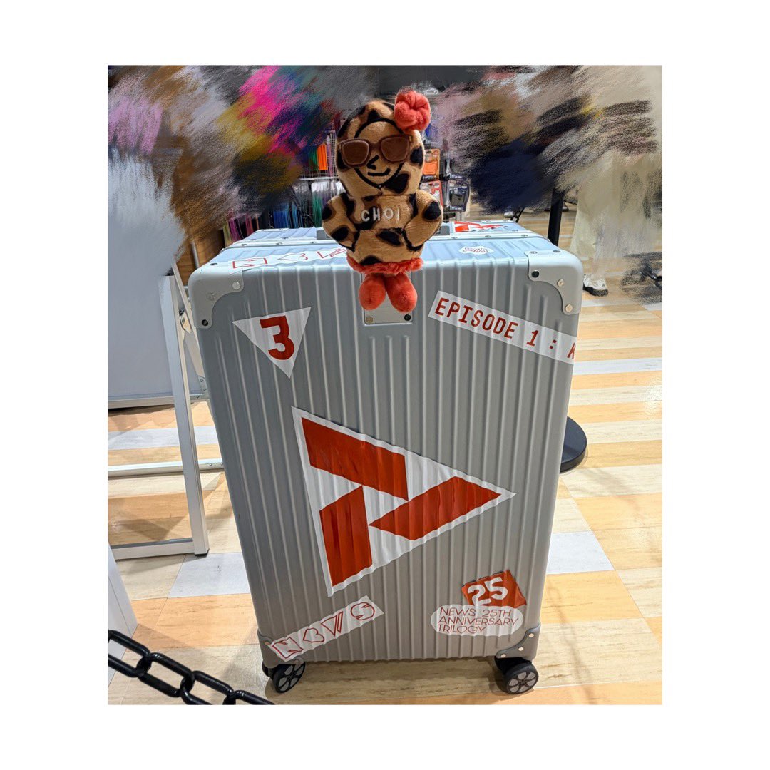 addiction_51's tweet photo. スーツケース見に行けたー！
大阪は小山さんタイプのやつで嬉しかった🥺♡
チャラCHOI座ってる風で撮ってきた🌺✌🏻 ̖́- https://t.co/K8mF5aESCd