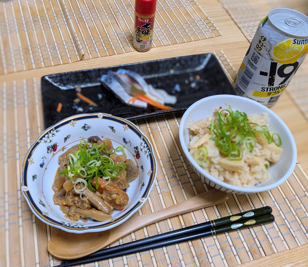 lng_de_chat's tweet photo. しごおわ！ただいま！
仕事前に筍の炊き込みご飯をセットしてしめ鯖を用意しておいたのですが、三切れだけ残しておいてくれました。やさしいね。 https://t.co/MPVtA3TwTu