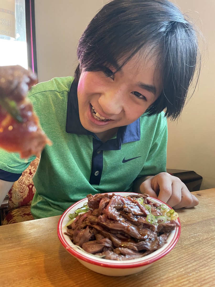 KawanaHiroyuki's tweet photo. 本日は29日‼︎ 肉の日🍖ということで

「なごみ屋の世界MV」撮影で大変お世話になりました大人気店のRAZさんへ
しょうや&amp;つばきと現場終わりに行ってきました🌈RAZ立ちキマってる🌟

カスタードプリン🍮のシーン🎬を
ぜひチェックしてみて‼︎

なごみ屋の世界🍕🥐🍡🍩
https://t.co/CsW9wTp7dD https://t.co/JtjaAPFlyO