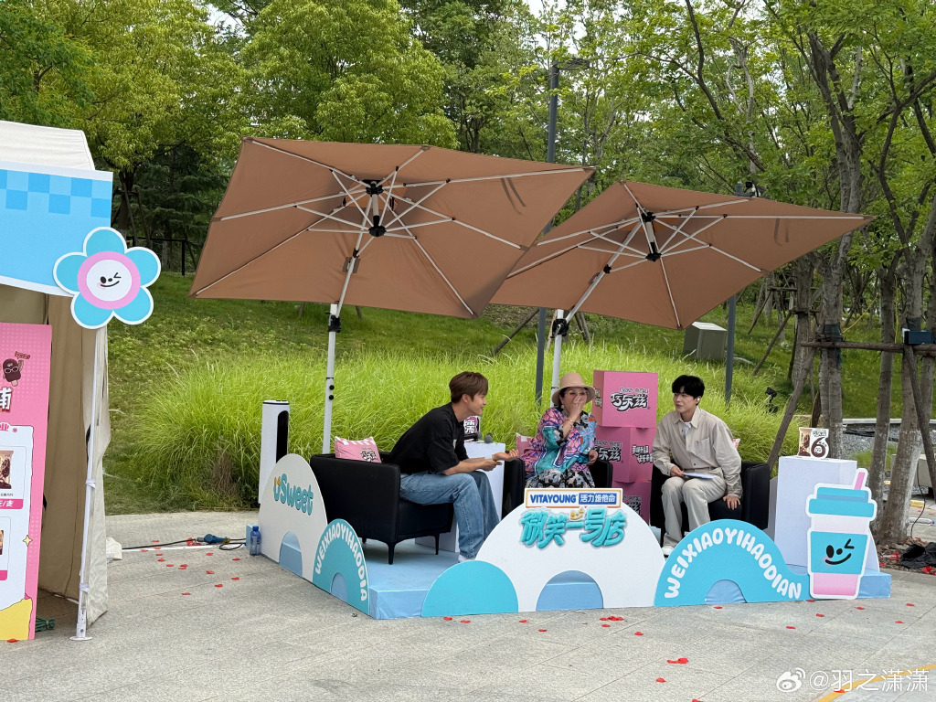 SalomeB10600's tweet photo. Just finished my first episode of the new variety show! The silly games and unexpected laughs totally made my weekend  #VarietyShowBinge https://t.co/gMabIecvYI