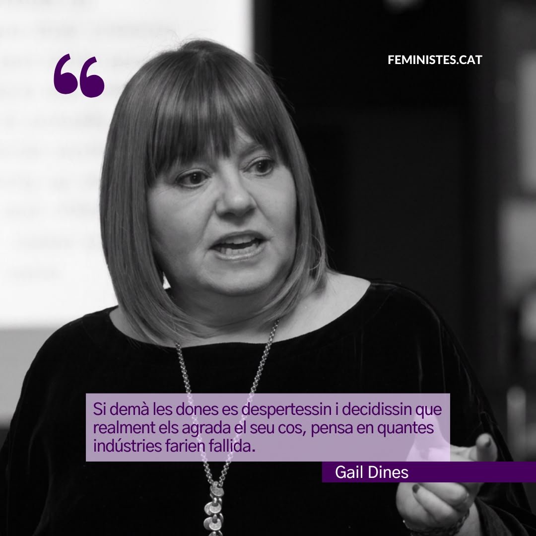 feministes_cat's tweet photo. #EfemerideFeminista 🧵
1/6
Un 29 de juliol de 1958 va néixer a Manchester Gail Dines, sociòloga i feminista radical. La seva obra analitza com la #pornografia, els mitjans i les indústries de la #bellesa i la dieta cosifiquen i mercantilitzen el cos de les dones.
🛣️Recordem avui la seva trajectòria.