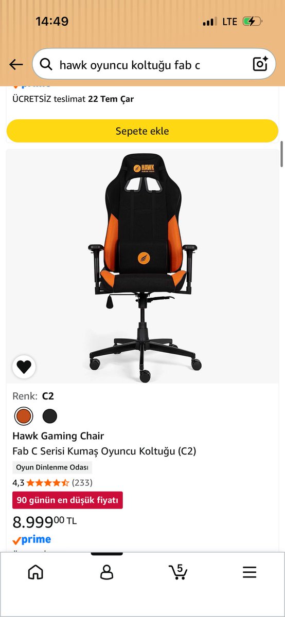 tuketicideney's tweet photo. Amazon Türkiye’de 9.999 TL’ye alınan Hawk oyuncu koltuğu teslim edilmedi; yanlış ürün gönderimi sonrası müşteriden ürünü zamlı fiyattan yeniden alması istendiği belirtildi.

♦️Takipçi şikâyeti:

“22 Haziran’da Amazon Türkiye üzerinden 9.999 TL’ye, 6 taksit seçeneğiyle Hawk oyuncu koltuğu sipariş ettim.

Ancak ürün kargoda bekletildi ve tarafıma teslim edilmeden 7 Temmuz’da satıcıya iade sürecine girdi.

Bu nedenle aynı ürünü 9 Temmuz’da bu kez 10.374 TL’ye yeniden sipariş etmek zorunda kaldım.

17 Temmuz’da günler sonra teslim edilen ürün ise yanlış renk ve bir alt model olarak gönderildi.

Ürünü mecburen iade etmek zorunda kaldım.

Bu süreçte ürünün Amazon’daki fiyatı 11.500 TL’ye, piyasadaki taksitli fiyatı ise 17.406,81 TL’ye yükseldi.

Amazon yetkilileri, kendi süreçlerinden kaynaklanan bu mağduriyeti farksız değişimle çözmek yerine, ürünü güncel yüksek fiyattan tekrar satın almamı, teslimattan sonra aradaki farkın hediye kartı olarak tanımlanacağını söyledi.

Nakit olarak ödediğim paranın hediye kartına bağlanmasını ve tüm riskin bana yüklenmesini kabul etmedim.

Yasal haklarımı hatırlattığımda ise müşteri temsilcisi, ‘Farkı alamazsınız, yardımcı olacağım konu yok’ diyerek görüşmeyi sonlandırdı.

Amazon’a yazılı olarak 48 saatlik ihtar verdim.

Süre dolduğunda ürünü Hepsiburada üzerinden 17.406,81 TL’ye ikame alımla temin edeceğim.

İlk alış fiyatımla oluşan 7.407,81 TL’lik net fiyat farkını da Tüketici Hakem Heyeti ve yargı yolu üzerinden talep edeceğim.

Amazon Türkiye’den, teslim edilmeyen ilk sipariş ve yanlış gönderilen ikinci ürün nedeniyle oluşan mağduriyetimin giderilmesini, fiyat farkının hediye kartı dayatması olmadan karşılanmasını ve sürecin tüketici haklarına uygun şekilde çözüme kavuşturulmasını talep ediyorum.”