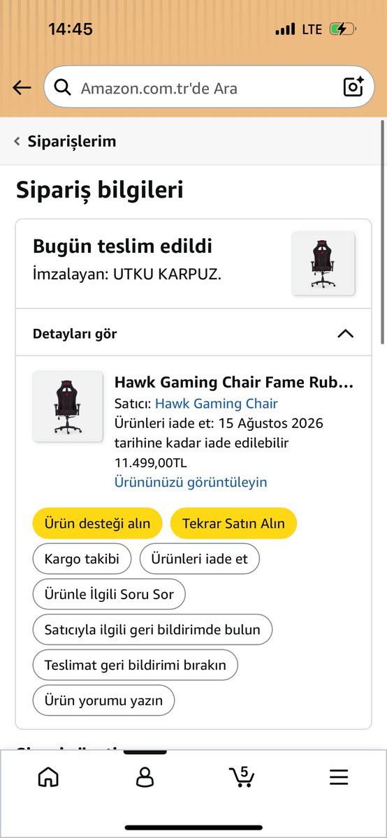 tuketicideney's tweet photo. Amazon Türkiye’de 9.999 TL’ye alınan Hawk oyuncu koltuğu teslim edilmedi; yanlış ürün gönderimi sonrası müşteriden ürünü zamlı fiyattan yeniden alması istendiği belirtildi.

♦️Takipçi şikâyeti:

“22 Haziran’da Amazon Türkiye üzerinden 9.999 TL’ye, 6 taksit seçeneğiyle Hawk oyuncu koltuğu sipariş ettim.

Ancak ürün kargoda bekletildi ve tarafıma teslim edilmeden 7 Temmuz’da satıcıya iade sürecine girdi.

Bu nedenle aynı ürünü 9 Temmuz’da bu kez 10.374 TL’ye yeniden sipariş etmek zorunda kaldım.

17 Temmuz’da günler sonra teslim edilen ürün ise yanlış renk ve bir alt model olarak gönderildi.

Ürünü mecburen iade etmek zorunda kaldım.

Bu süreçte ürünün Amazon’daki fiyatı 11.500 TL’ye, piyasadaki taksitli fiyatı ise 17.406,81 TL’ye yükseldi.

Amazon yetkilileri, kendi süreçlerinden kaynaklanan bu mağduriyeti farksız değişimle çözmek yerine, ürünü güncel yüksek fiyattan tekrar satın almamı, teslimattan sonra aradaki farkın hediye kartı olarak tanımlanacağını söyledi.

Nakit olarak ödediğim paranın hediye kartına bağlanmasını ve tüm riskin bana yüklenmesini kabul etmedim.

Yasal haklarımı hatırlattığımda ise müşteri temsilcisi, ‘Farkı alamazsınız, yardımcı olacağım konu yok’ diyerek görüşmeyi sonlandırdı.

Amazon’a yazılı olarak 48 saatlik ihtar verdim.

Süre dolduğunda ürünü Hepsiburada üzerinden 17.406,81 TL’ye ikame alımla temin edeceğim.

İlk alış fiyatımla oluşan 7.407,81 TL’lik net fiyat farkını da Tüketici Hakem Heyeti ve yargı yolu üzerinden talep edeceğim.

Amazon Türkiye’den, teslim edilmeyen ilk sipariş ve yanlış gönderilen ikinci ürün nedeniyle oluşan mağduriyetimin giderilmesini, fiyat farkının hediye kartı dayatması olmadan karşılanmasını ve sürecin tüketici haklarına uygun şekilde çözüme kavuşturulmasını talep ediyorum.”