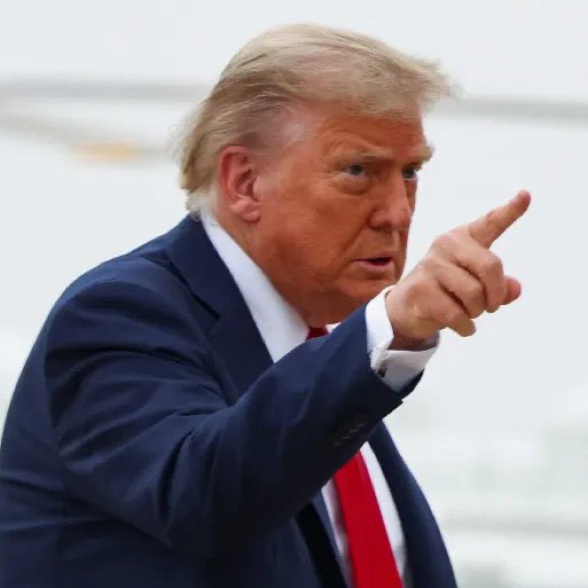 AJELNEWS24's tweet photo. عاجل 🔴 

دونالد ترمب يؤكد :

الضربات ضد الميليشيات الموالية لـ إيران تمت بالتنسيق مع حكومة العراق.

- https://t.co/0dRpeXb6Hq