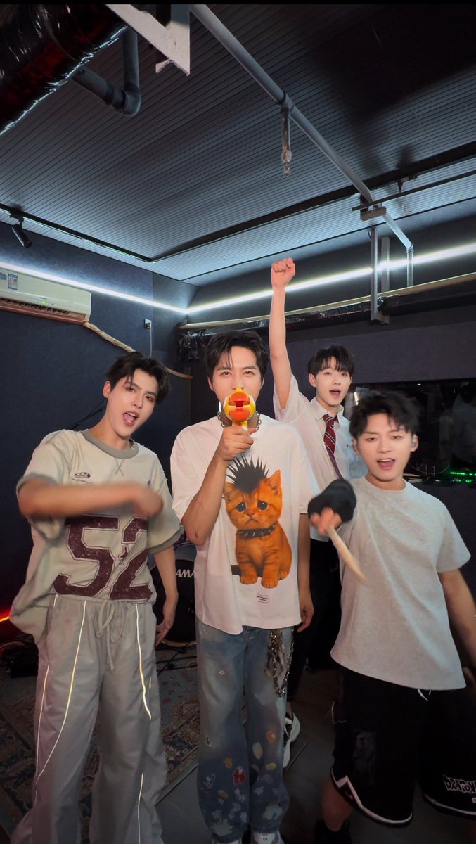 moonlight180924's tweet photo. PROMEが見たい。
PROMEが欠乏してる。皆のステージが見たいよー。😭😭😭
cr.PROME普罗米乐队OFFICIAL 、许魏洲FanClub
#許魏洲 #xuweizhou #timmyxu #硬核玩家谢渊宇 #X易鑫 #马际朝 #PROME https://t.co/EQsOZydGe6