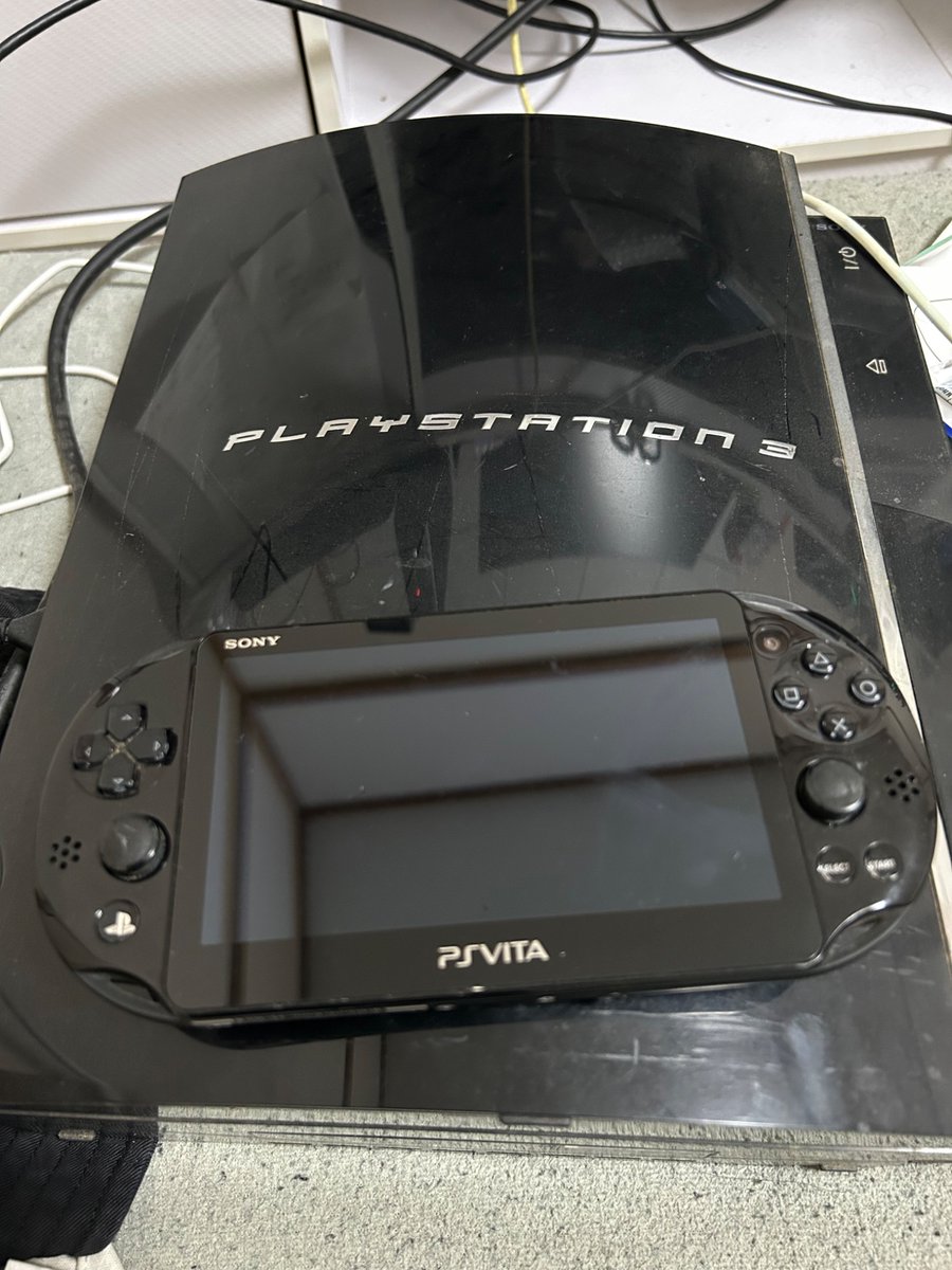biw_oe's tweet photo. よっしゃあ！！
「(そういえばPS3ってどこやった？売ったか？実家か？)」
と思い実家に連絡したらあったPS3が届いた！
これでPS3とVitaで結構な容量だから色々ソフト買えるぜぇ。
しかもこのPS3が1と2のソフト対応型という神仕様！！
…DL版色々買う意味無くなったな？ https://t.co/lV1eGtTI6N