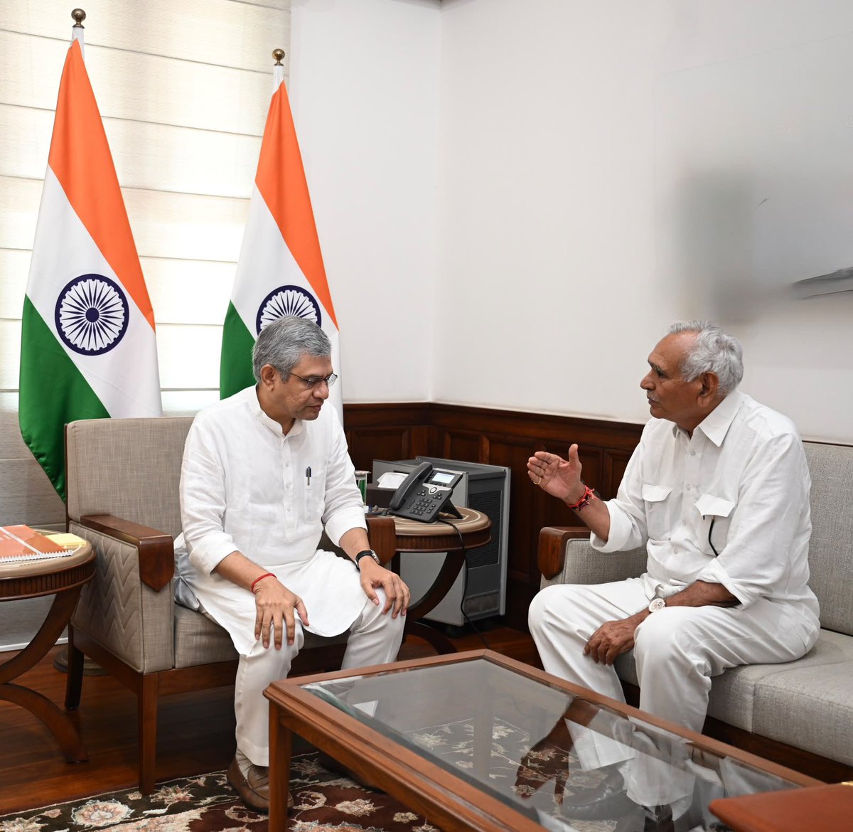 crchaudharymos's tweet photo. आज नई दिल्ली में माननीय केंद्रीय रेल मंत्री श्री अश्विनी वैष्णव जी से शिष्टाचार भेंट कर क्षेत्र की रेल सुविधाओं से जुड़े महत्वपूर्ण विषयों पर विस्तृत चर्चा की।

इस अवसर पर क्षेत्र की जनता की लंबे समय से चली आ रही मांगों ��ो रखते हुए विभिन्न रेलवे स्टेशनों पर महत्वपूर्ण ट्रेनों के ठहराव तथा लीलण एक्सप्रेस में सेकंड एसी कोच की सुविधा उपलब्ध कराने का आग्रह किया।

माननीय रेल मंत्री जी ने सभी मांगों को गंभीरता से सुना और सकारात्मक विचार करने का आश्वासन दिया।

#Railway #AshwiniVaishnaw #RailwayDevelopment #Rajasthan #PublicService #जनसेवा #रेलविकास