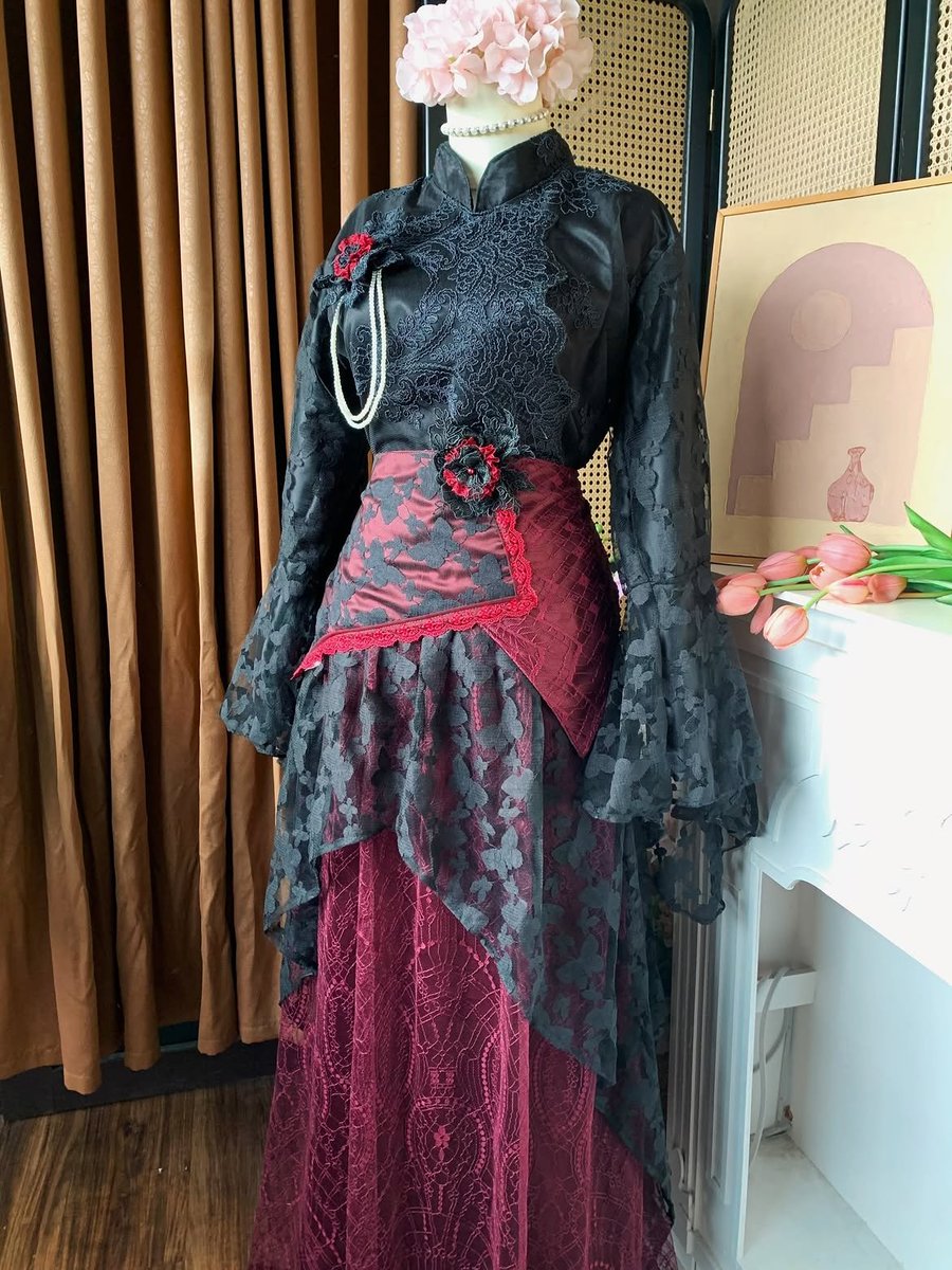 bakpa0w's tweet photo. Yang lagi cari kebaya dengan vibes gothic, ini mah wajib banget masuk wishlist. Buat dress code konser BTS atau ENHYPEN juga cocok banget dah https://t.co/R9792BAKIB