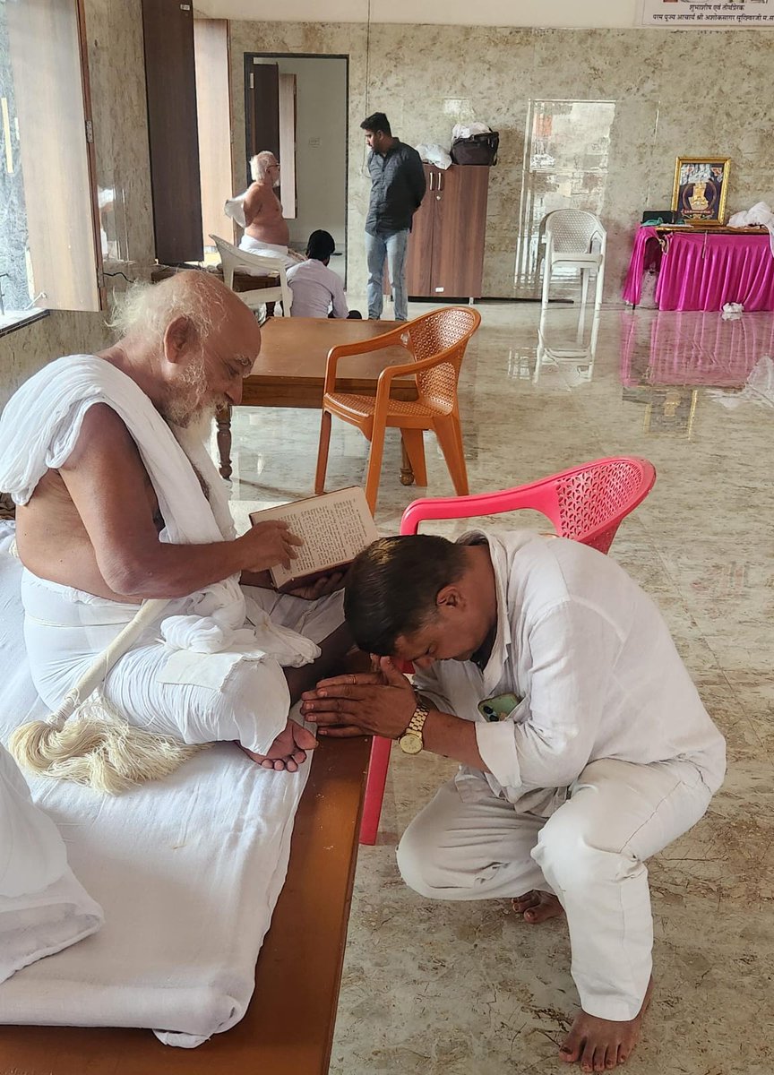 JainMahabali's tweet photo. श्रीगुरुर्ब्रह्मा गुरुर्विष्णुः गुरुर्देवो महेश्वरः।
गुरुः साक्षात् परब्रह्म तस्मै श्रीगुरवे नमः॥
ज्ञान, संस्कार और जीवन मूल्यों के  प. पुज्य आचार्य श्री अशोक सागर सूरिश्वर जी महाराज साहब  और प.पुज्य आचार्य सागर चंद्र सागर सूरिक्ष्वर महाराज साहब से आशीर्वाद प्राप्त किया https://t.co/M8sL2RIKl1