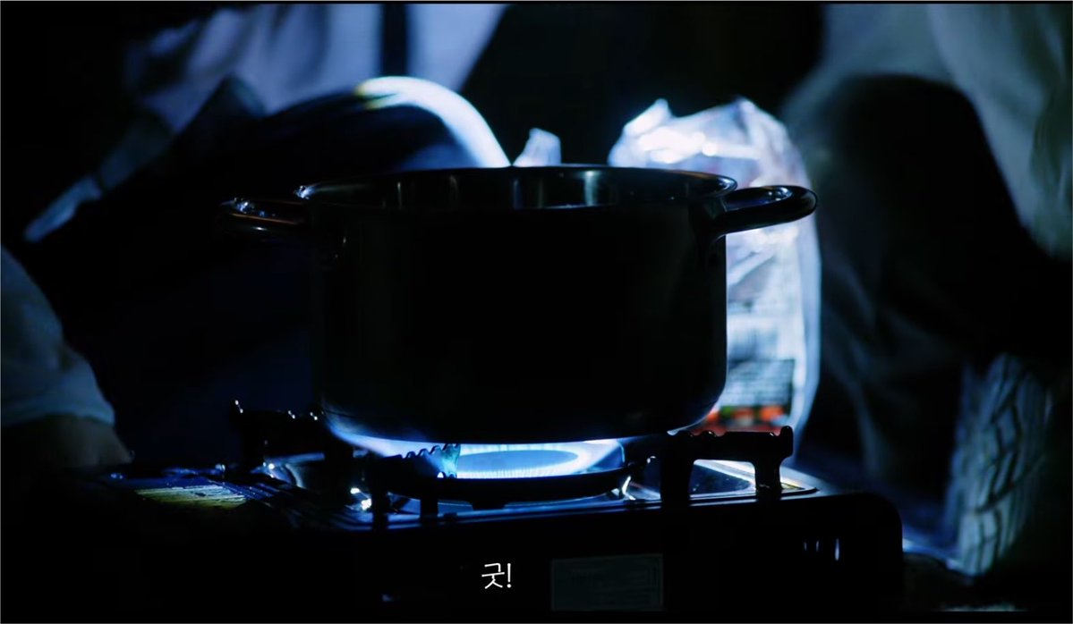 _cookkey's tweet photo. 흉가에서 라면먹는 아이돌 실존............. https://t.co/0fwoxliH4r