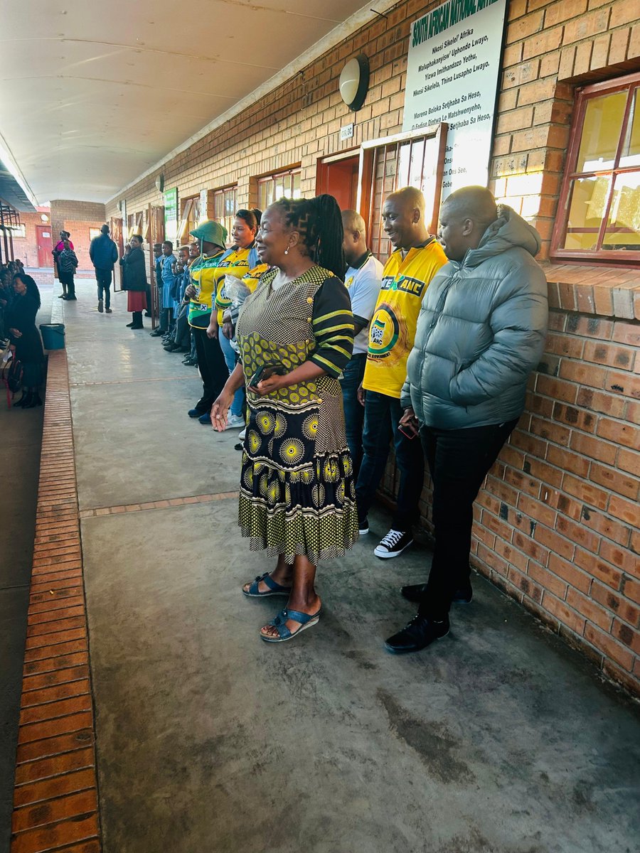 ANCParliament's tweet photo. [IN PICTURES] ANC MP, Cde Fisani Shabangu, deployed to the Driekoppies Parliamentary Constituency Office, together with Cllr Shabangu of Ward 27 and volunteers, visited Bongokuhle Primary and Matsamo Primary to hand out school bags to learners.

#ANCatWork 
#ThePeoplesMovement https://t.co/qdxDIStfn2