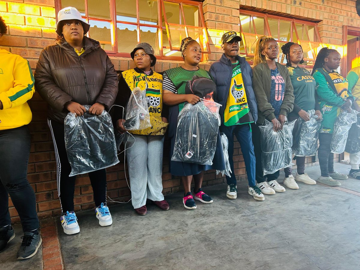 ANCParliament's tweet photo. [IN PICTURES] ANC MP, Cde Fisani Shabangu, deployed to the Driekoppies Parliamentary Constituency Office, together with Cllr Shabangu of Ward 27 and volunteers, visited Bongokuhle Primary and Matsamo Primary to hand out school bags to learners.

#ANCatWork 
#ThePeoplesMovement https://t.co/qdxDIStfn2