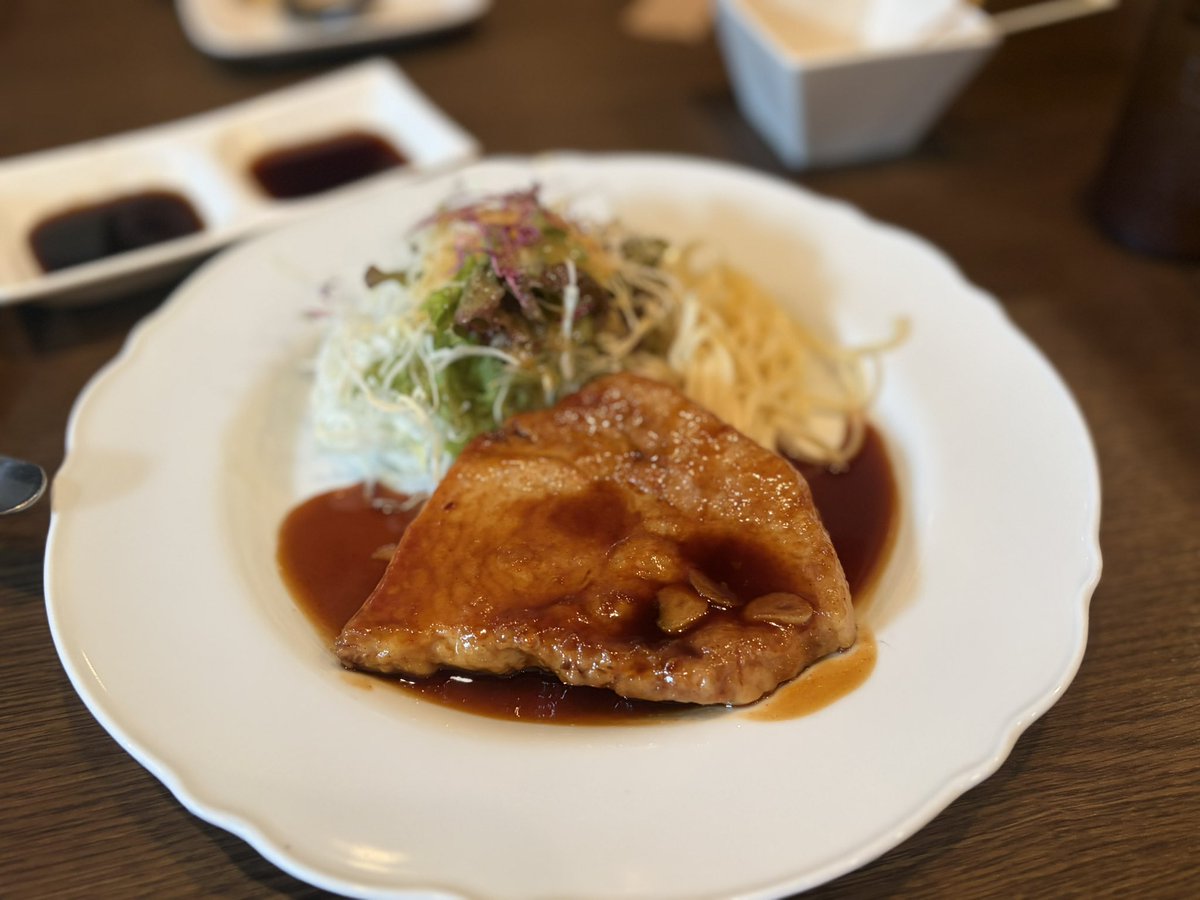 bitpip_'s tweet photo. 今日はトンテキ🤤✨

ソースがめっちゃ絡んでて最高だった…！
キャベツもたっぷりで満足感すごい！！

また食べたいやつ🔥 https://t.co/NvMcjpbz4J