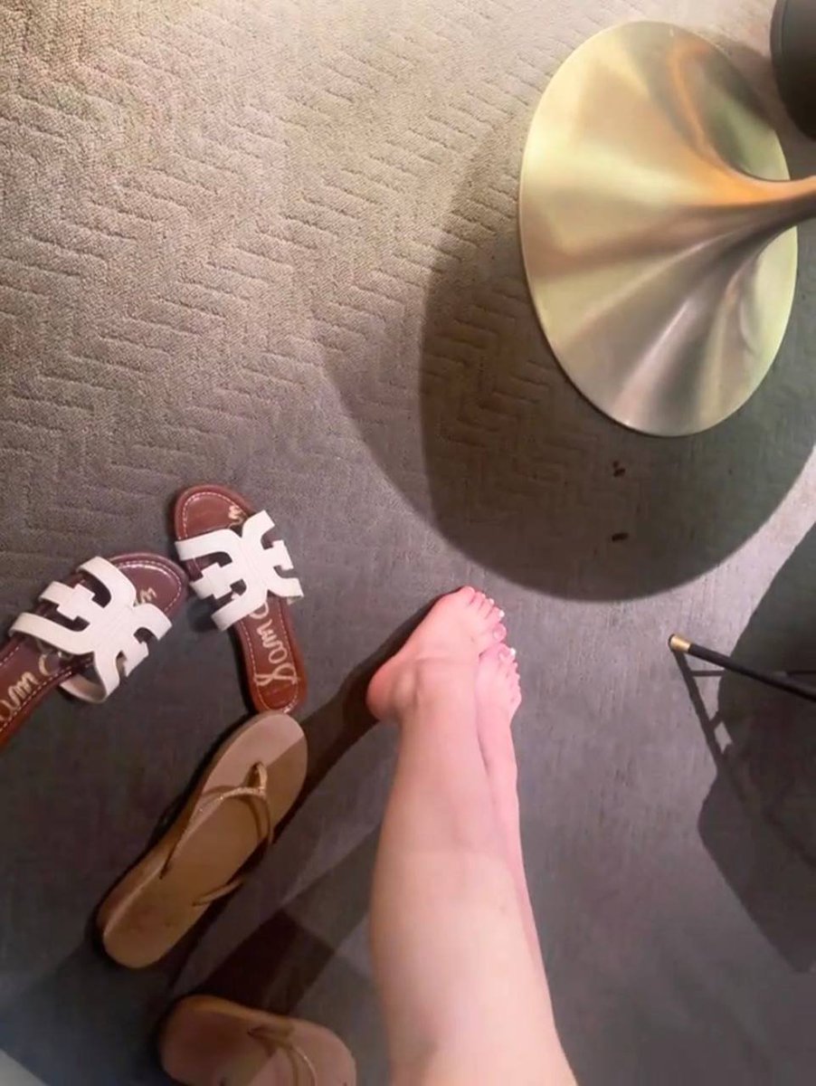 FredericEl77546's tweet photo. 好想试试被双胞胎一起操是什么感觉 两张一模一样的脸但却有着不一样的体验 兄弟盖饭好爽 #母狗 #女大  #黑丝 https://t.co/3zacpQUxGj