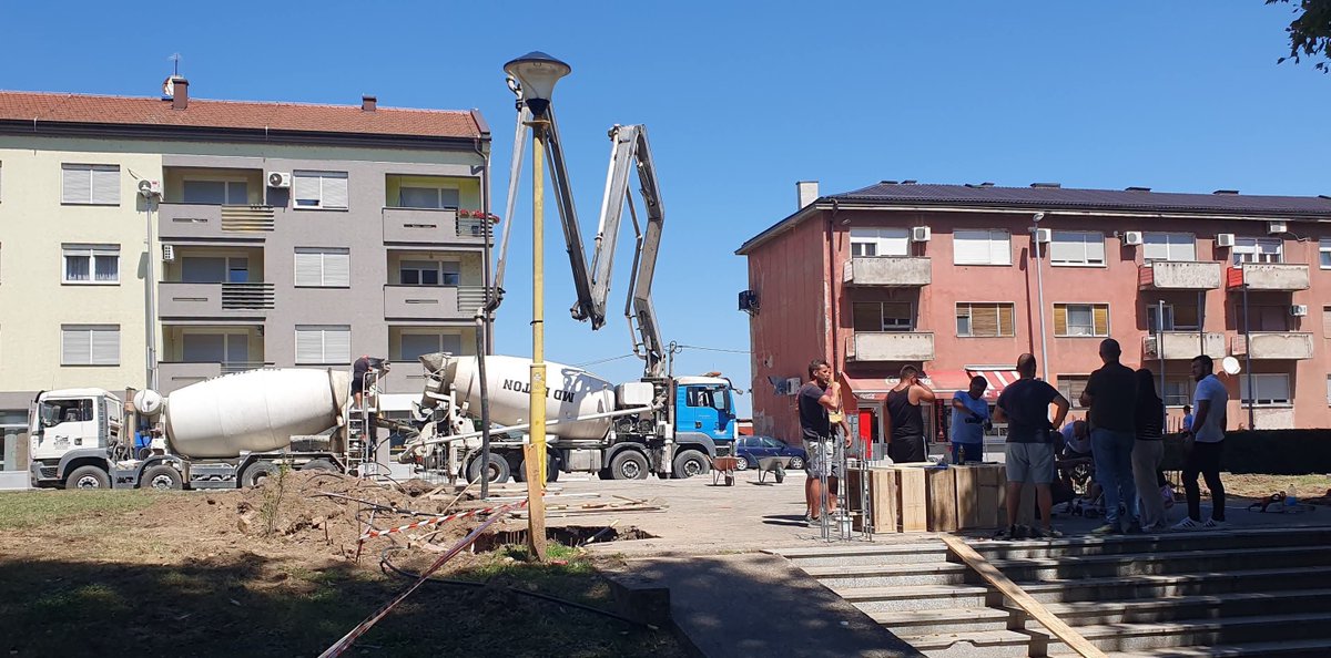 macak1987's tweet photo. Počela je izgradnja ljetne pozornice i spomenika Dušku Trifunoviću u prirodnoj veličini u gradskom parku u Brodu. Planirano je da radovi budu završeni do Duškovog rođendana ❤️
✨ Trajno sjećanje na velikog pjesnika u njegovom rodnom kraju.
#Brod #DuškoTrifunović #BosanskiBrod https://t.co/KsaSor9Qmf