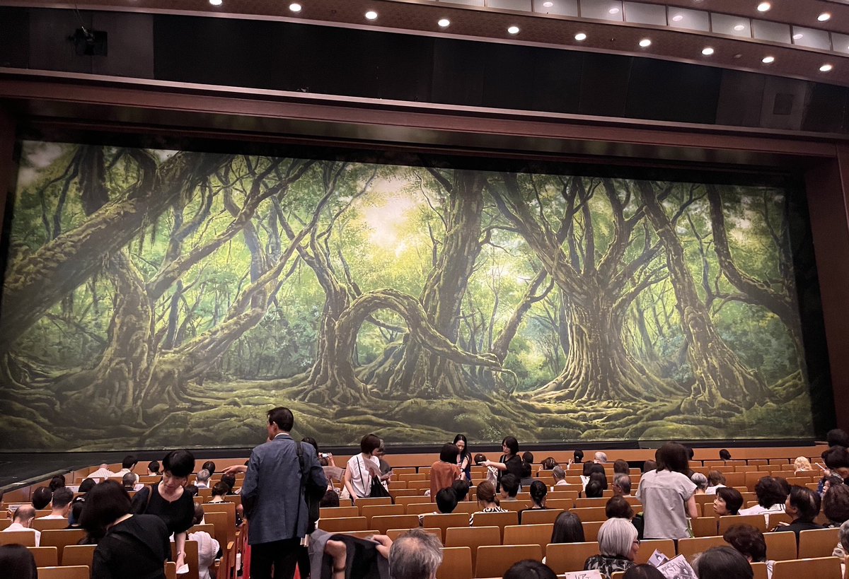 sawaragoto's tweet photo. スーパー歌舞伎「もののけ姫」を観る。團子が評判に違わず凛として素晴らしい。笑三郎、時蔵にうっとり。主題がくっきりわかり、祟り神やダイダラボッチの表現に唸った。場面転換もスピーディ。最後の紙吹雪はかなり広い範囲に散っていた。5列目中央席だったので積もるほど。カーテンコールも嬉しい♪ https://t.co/sylK8agVZL