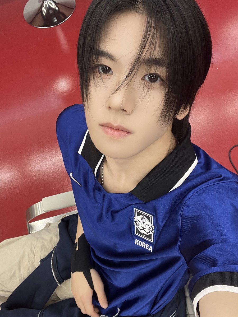 NewBeat_twt's tweet photo. [#홍민성]

염색 전 갤러리에 있던 마지막 흑발 사진!
옷 맘에 든다 히히🇰🇷 https://t.co/VMxCHOF8Yy
