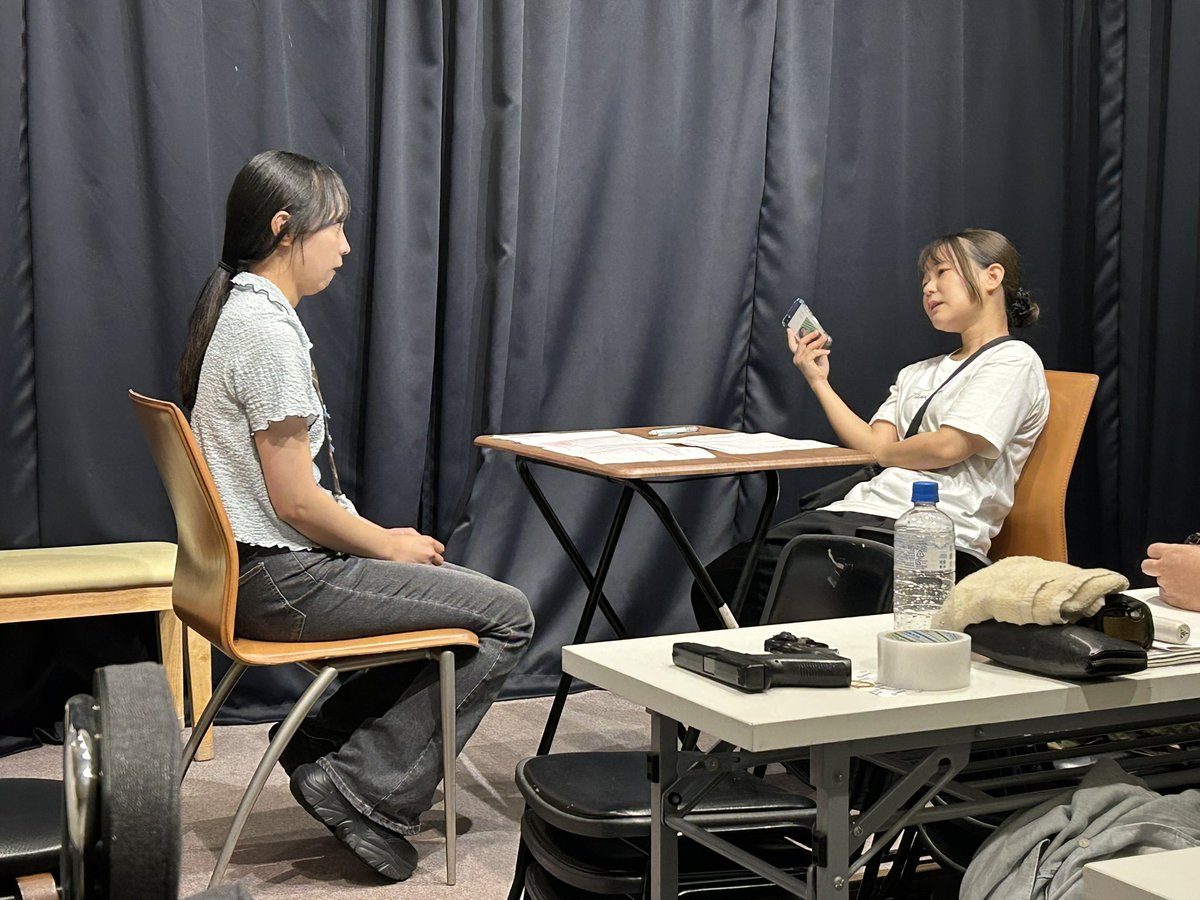 act_plan_bp's tweet photo. #デドプラ
第二話：超能力とチョコミント
角田さくら@sakurasakuapple 結井ひより@yuipiyorincho 
 
限界金欠大学生・あやめ×ホワイトお掃除屋さん・きらこ。
同居する二人は今日も平和に過ごす、はずだった。
（略）

飛び交う銃弾（銃弾！？）とチョコミントアイス。
全部、暑すぎる夏が悪い。 https://t.co/nL6w9H2M3A