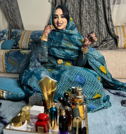 YedalySiham's tweet photo. 🧕✨ تُجسِّدُ المرأةُ الموريتانيةُ قيمَ الأصالةِ والوقارِ والاعتزازِ بالهوية 🇲🇷 https://t.co/W7xq4J9i12