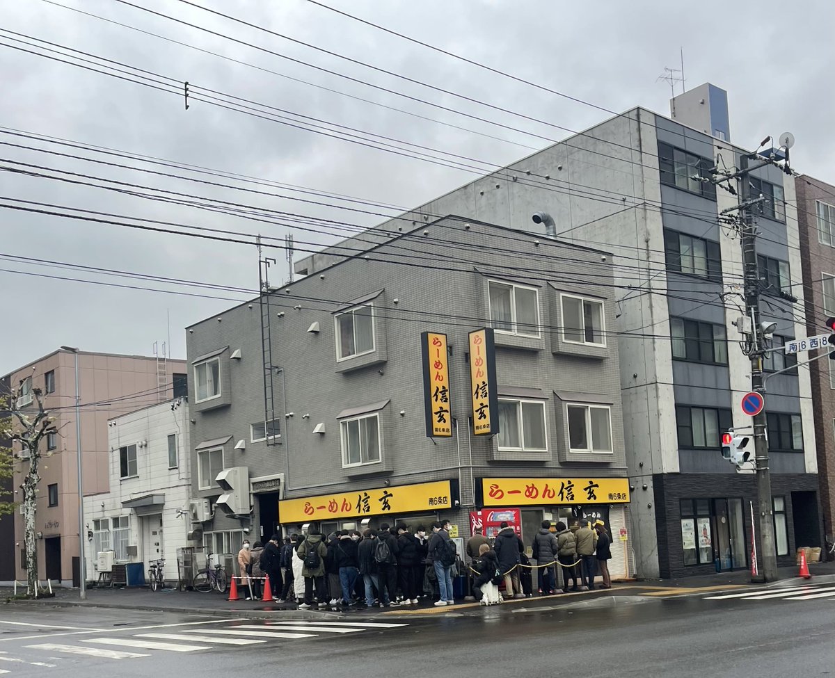 Northsmile2019's tweet photo. ススキノの人気ラーメン店「信玄」は真夏の炎天下でも、真冬の猛吹雪の日でも朝からずっと長蛇の列なんだけど、車を30分ちょっと走らせたところに本店があって、そっちは駐車場が広くて車で待機できることをレンタカー勢の観光客にそっと耳元で教えてあげたい。ススキノ店よりかは比較的に空いてるし https://t.co/dNtPQPQqDT