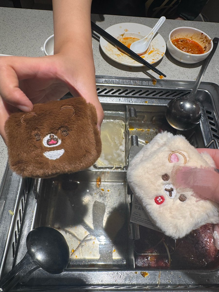 cherrieeshsw's tweet photo. 왕커욤에어팟케이스입양햇고
포스터 받고 나오는데 실물아기거미를마주침 꿈꾸는줄알악ㄷ ㅏ.. https://t.co/4F2BRWaclb