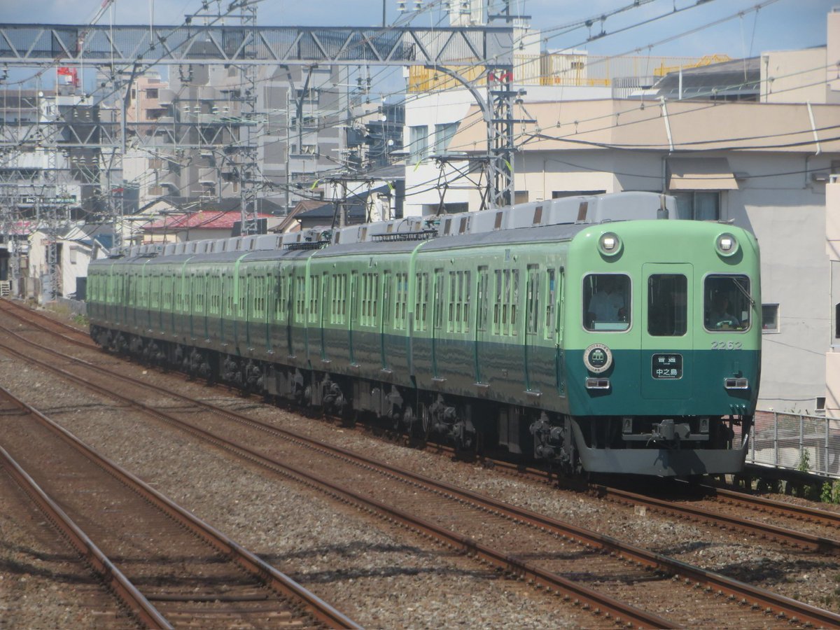 kito223R201's tweet photo. 2年の月日が経つ京阪2216f

復刻塗装になって懐かしい京阪が本線に帰って来たあの日、あの頃は7連の各停も昼間に走っていた。
2024年の60周年HMと2026年の愛されて62年のHM....本当に終わりが見える https://t.co/dORWtmJxsc