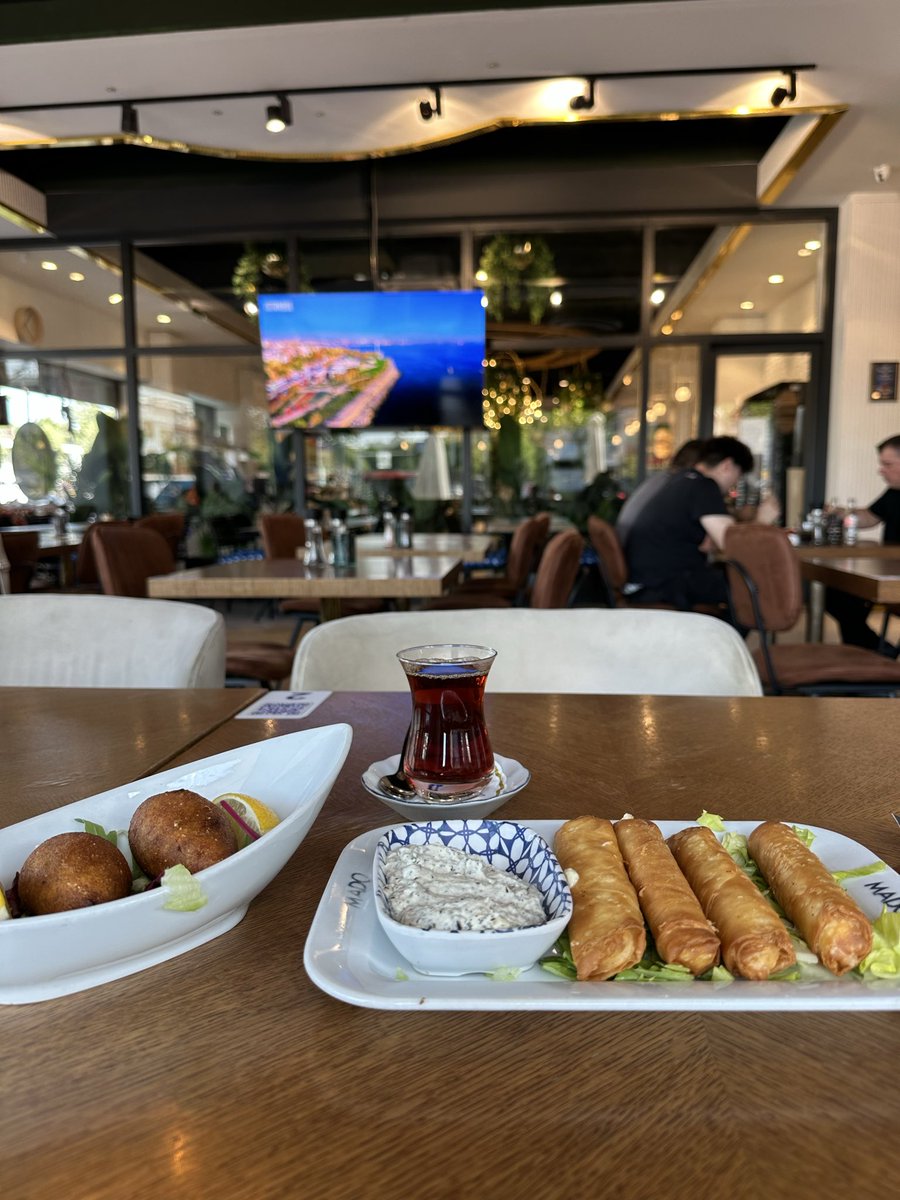 sahlarzadeizo's tweet photo. Dışı çıtır, içi lezzet dolu… Kıymalı içli köfte, çıtır börek ve demli çay eşliğinde harika bir öğle molası. 😋☕️ https://t.co/U7EoePdX3Y