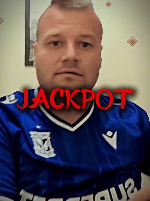 deZeZed's tweet photo. Okradał rodziców, rozbił ich sejf i przegrał wszystko w kasynie. 18-latek z Gdańska w rękach policji.

Policjanci z gdańskiej Oruni zatrzymali 18-latka, który systematycznie okradał swoich rodziców. Nastolatek wyniósł z domu sprzęt i biżuterię, wyłamał drzwiczki do domowego sejfu (skąd ukradł 75 tys. zł), a na koniec wszedł do domu, wybijając szybę. 

Łącznie wyłudził i ukradł ponad 90 tysięcy złotych oraz wartościowe przedmioty - wszystko po to, by grać w kasynach. Policja odzyskała większość biżuterii z lombardów. Młodemu hazardziście grozi do 10 lat więzienia; prokurator objął go dozorem i wydał zakaz wstępu do kasyn XD
