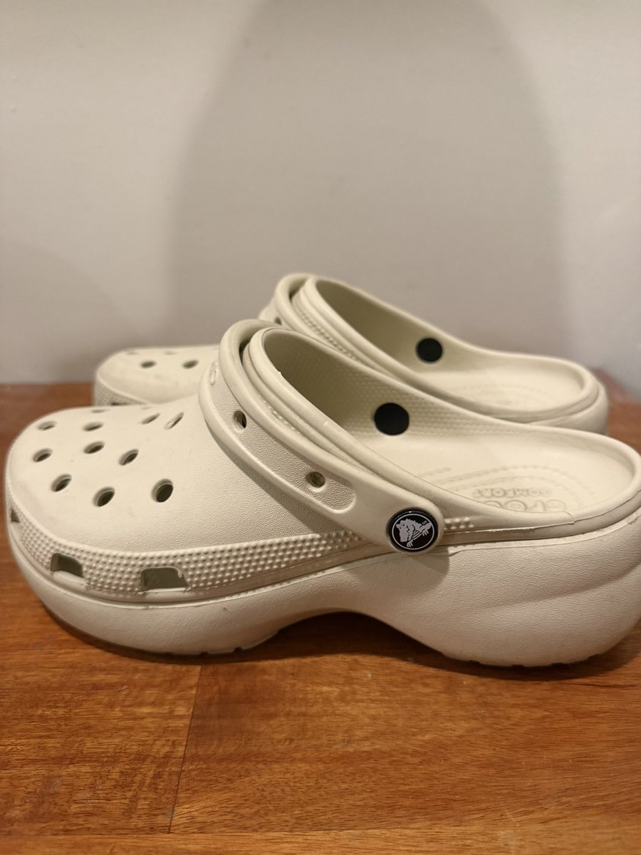 backautomne's tweet photo. ส่งต่อ crocs classsics platform เสริมส้น สีครีม 1850฿ รวมส่งค่า ไซส์ w10 (41-42) ของแท้จากช็อปค่า เราซื้อมาใส่อยู่ประมาณ 3-4ครั้งค่ะ ขายเพราะอยากเปลี่ยนสีค่ะ 🥹🥹 สนใจทักได้เลยนะคะ ราคาคุยกันก่อนได้คับ #��่งต่อcrocs #ส่งต่อcrocs #crocsมือสอง #ส่งต่อเสื้อผ้า #ส่งต่อ  #crocsthailand https://t.co/v2ligLGzHY