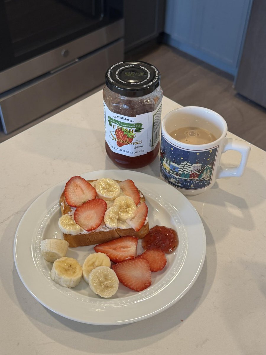 Ameliaytef's tweet photo. The toast was toasted to perfection, spread with mascarpone cheese, and topped with bananas, strawberries, and a little strawberry jam. It wasn't too sweet, but the layers of flavor were very distinct, and each bite was quite comforting https://t.co/zDRLg4T02R