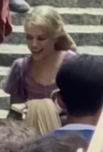 almanaquedisney's tweet photo. 🚨 A PRINCESA PERDIDA DE CORONA!

Teagan Croft como Rapunzel no set do remake em live-action de ‘Enrolados’, da Disney.

Ela usa o vestido roxo icônico da animação e a peruca parece ter partes feitas de pano, pra ser complementada com efeitos visuais. https://t.co/yrJstJ8wcy