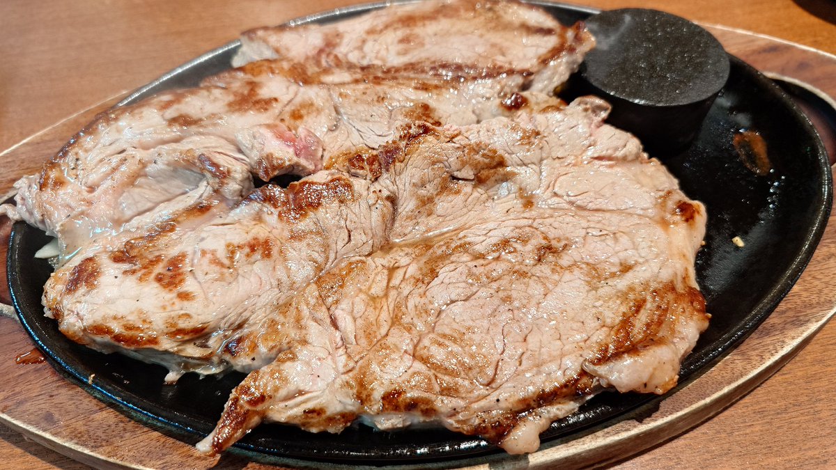 tmng_777's tweet photo. 29日は肉の日！
ステーキさるーんでサーロイン600ｇを頂きました。
以前は3990円でしたが、4790円に値上げされましたね…
ステーキガストもステーキ食べ放題をやめる訳ですね。
世知辛い！
でも美味しく頂きました。 https://t.co/wVEPOoNZ3L