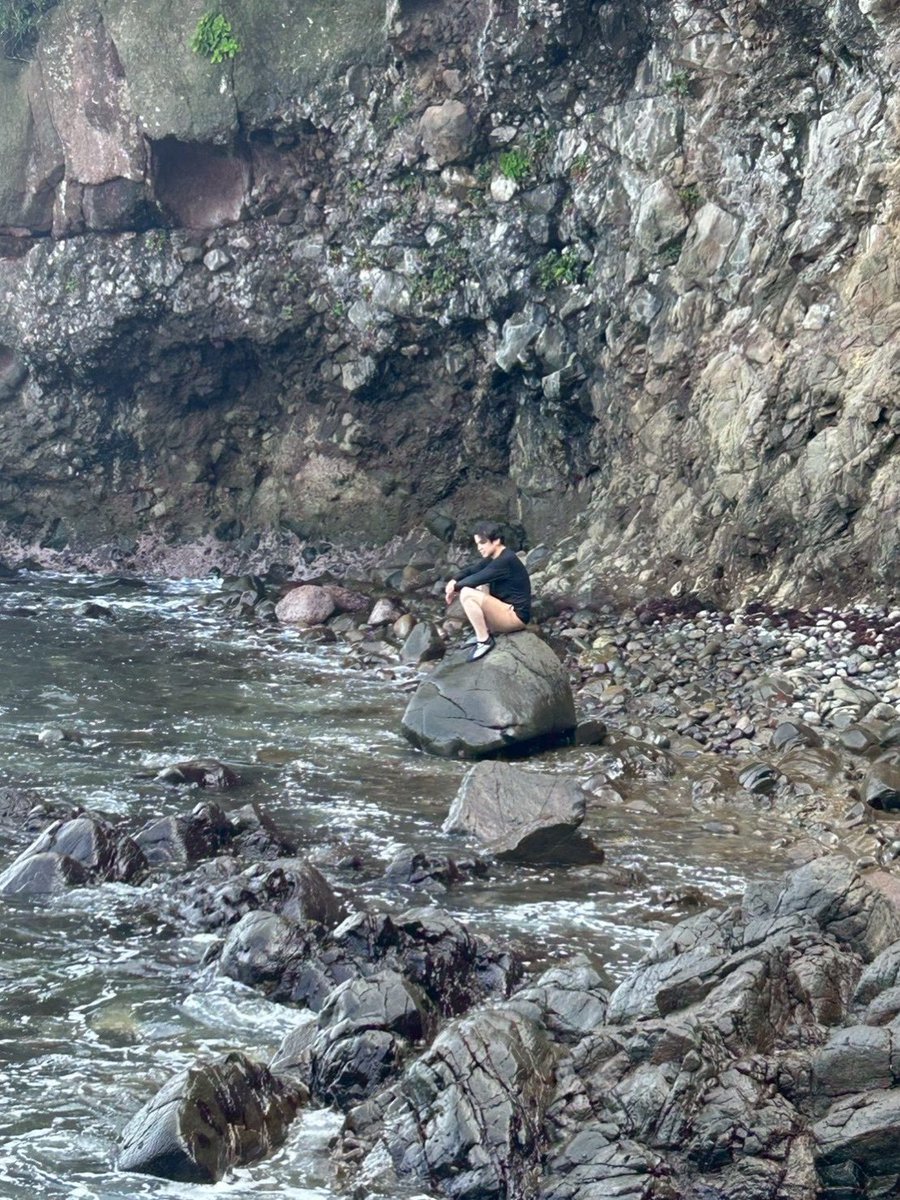 ayase_connect's tweet photo. 安心してください。履いてます。 https://t.co/kYDTAW2dGB