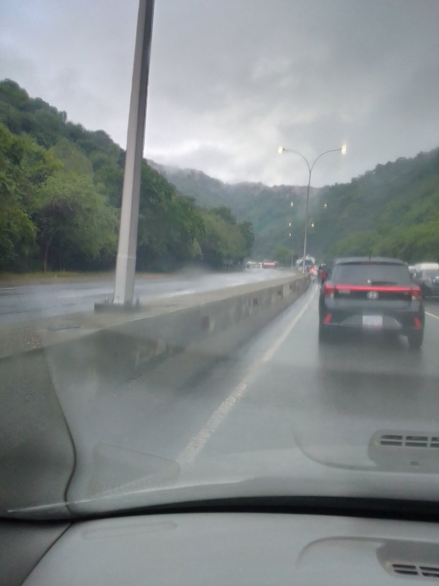 libgab7's tweet photo. Cisterna de PDVSA atravesada al salir del túnel de #autopistaGMA gran retención vehicular en ambos sentidos. https://t.co/YJsZElqBGX