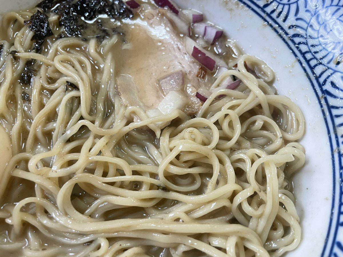 menmaou's tweet photo. 自家製麺 麺工房えんたく@郡山市
濃厚煮干し 🍜1000円
煮干しつけ麺 🍜1100円
煮玉子 🥚150円
きざみ玉ねぎ 🧅無料

ガツンと煮干しに濃厚な豚骨ベースのしょっぱ美味いスープ

ラーメンは細麺と食べ応えのある極厚豚
つけ麺はツルモチの極太麺にスモークチャーシュー
玉ねぎが良いアクセント😋 https://t.co/vKyIi6jSW7