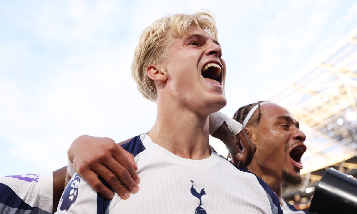 HotspurLane's tweet photo. 🚨🎙️ Roberto De Zerbi states that he wants Lucas Bergvall to STAY at #THFC. 🇸🇪✅

“I've always been very clear, I would like that he stays with us, he’s a potentially top, top player, but I don’t want to convince anyone. 

“Tottenham is already a top club, we don't have to convince anyone to stay.” 🤝