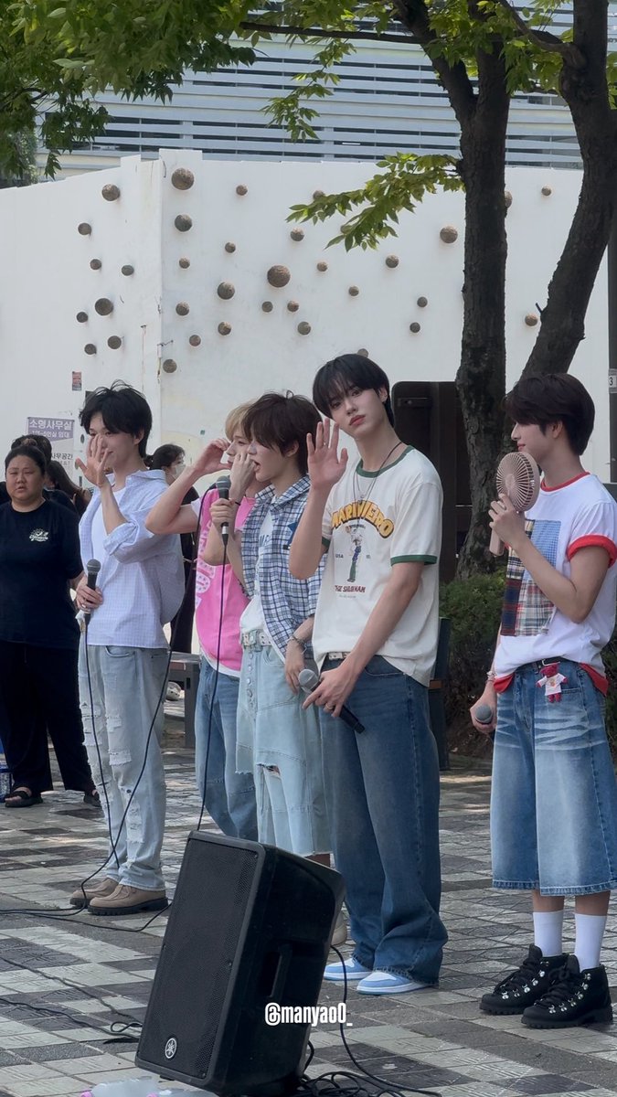 manyao0_'s tweet photo. 260728 더쇼 미팬
부르지도 않았는데 핸드폰 뒤에 >>마노<< 보고 인사해 주는 착둥이이🫳🏻🫳🏻 #마노 https://t.co/MbeIaJyWjz