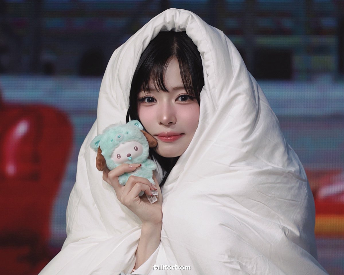 fallforfrom's tweet photo. 260726 점프업 🫧🤍

#이채영 #프로미스나인 #fromis_9 https://t.co/cE0oOIZXLc