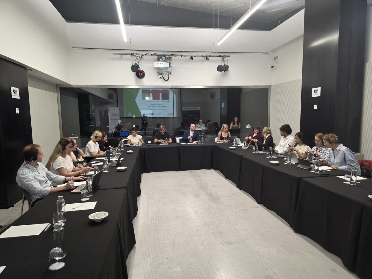 IgualdadAND's tweet photo. ➡️ El pasado mes de septiembre tuvimos el placer de recibir en #Andalucía a nuestros socios europeos en el marco del proyecto ECSILI – Empowering Communities

🤝 Durante el encuentro compartimos la experiencia de la ERACIS, una iniciativa que, desde 2019, ha acompañado a más de 55.000 personas en situación de vulnerabilidad mediante itinerarios personalizados de inserción sociolaboral.

Es muy positivo comprobar que este modelo es un referente de inclusióm para el proyecto ECSILI, contribuyendo a que las ciudades de Varsovia (Polonia) 🇵🇱 y Arad (Rumania) 🇷🇴 desarrollen soluciones innovadoras para favorecer la inclusión social y laboral de las personas refugiadas procedentes de Ucrania 🇺🇦.

La cooperación europea y el intercambio de buenas prácticas son fundamentales para construir comunidades más inclusivas y resilientes.

🔗 Descubre todos los detalles del proyecto: https://t.co/lxgUA38uL5