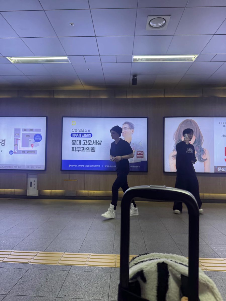 urminenimyours_'s tweet photo. i saw someone say they ran into yoshi yesterday, and now there are actually photos. he looks even more unreal than an anime character🫨 https://t.co/aTvxOm2eeb