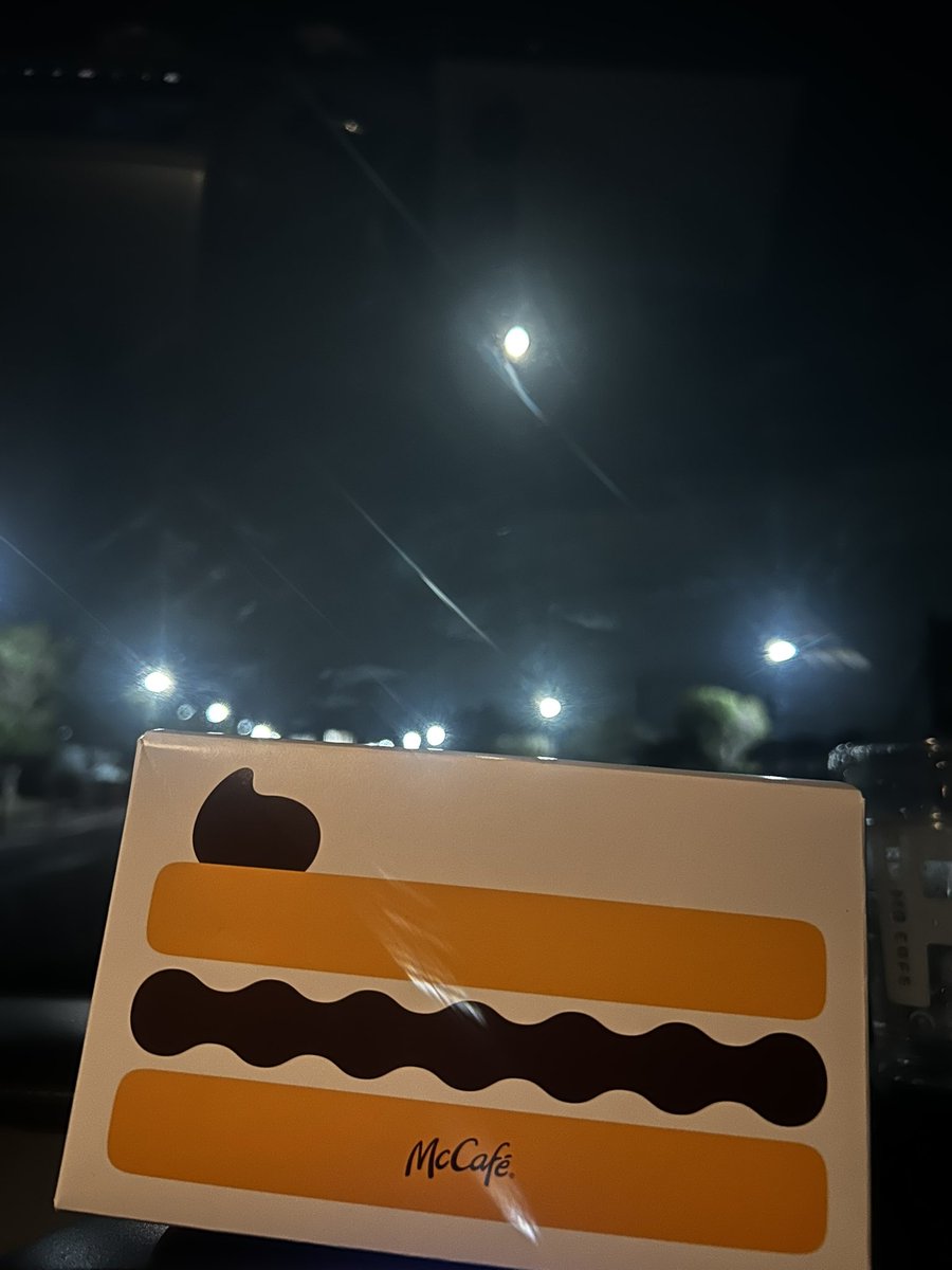 JanusSwing's tweet photo. バックムーン🌙鑑賞しながら
オレオケーキ🍰いただく🩷　
幸せ🩷

ナイトピクニック🧺

#水瓶座満月
#フルムーン https://t.co/bwI7gO8LwK