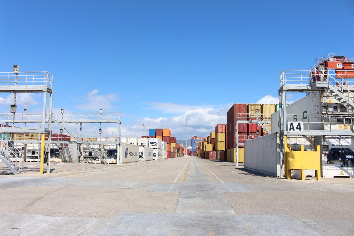 malagaport's tweet photo. Aprobada la licitación para la prolongación del muelle 9 y el relleno del muelle 8, una actuación que permitirá crear una nueva explanada de más de 70.000 m² para reforzar la capacidad operativa y logística del puerto.

Más detalles 👉https://t.co/4ZLoz9du99
#PuertodeMálaga https://t.co/zNOrLDEzY1
