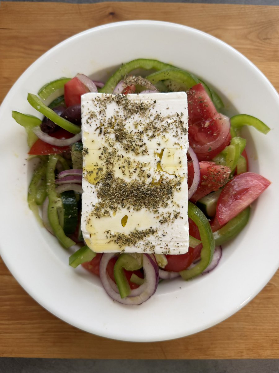 clofhjelm's tweet photo. Horiatiki, onnistui taas, niin hyvää.
Pihvitomaattia tavallisten tomaattien sijaan, parempi maku näin.

#ruokatwiitti #ruokakuva #foodphoto #horiatiki #kesä https://t.co/8nKyg0FUjn