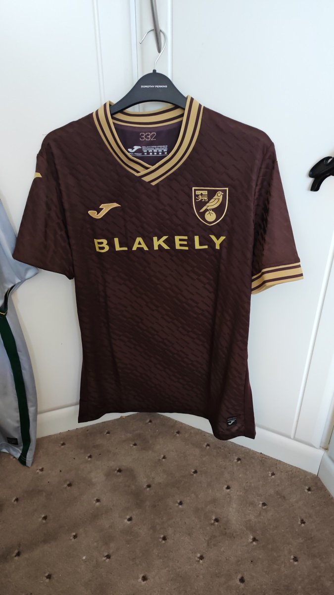 Kenneth71693572's tweet photo. @NorwichCityFC  so I get my shirt today, it's great but with my stomach I need XL and they sent me M. Trusting memberships@canaries.co.uk to sort this out!!! https://t.co/wQHwXYGPbn