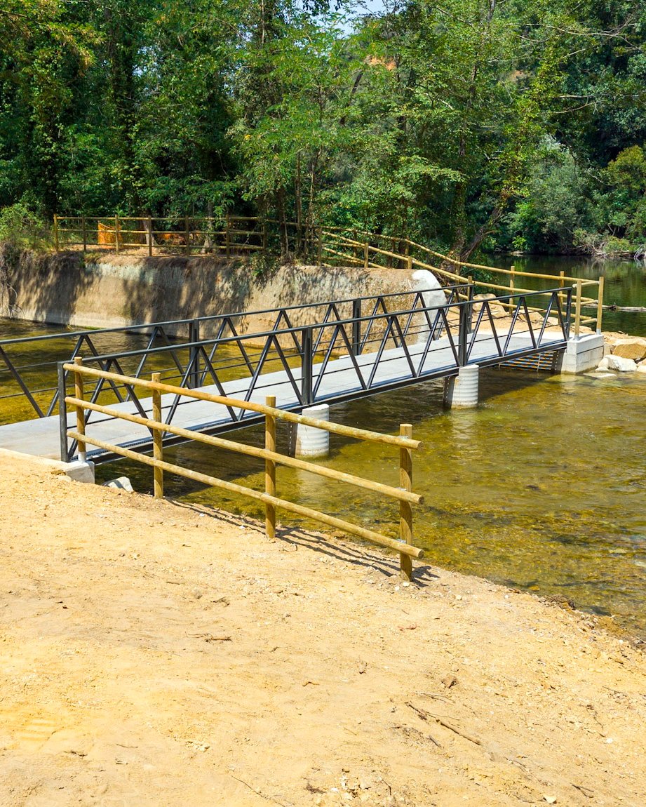Ajt_Bescano's tweet photo. 🚶‍♀️🚴 Ja és oberta la passarel·la de la Cua del Peix

Avui han finalitzat les obres de la passarel·la per a vianants i ciclistes de la Cua del Peix, que permet superar la sortida del canal de la fàbrica Grober i dona continuïtat al recorregut per la riba del Ter. https://t.co/JJ6ugLNeFc