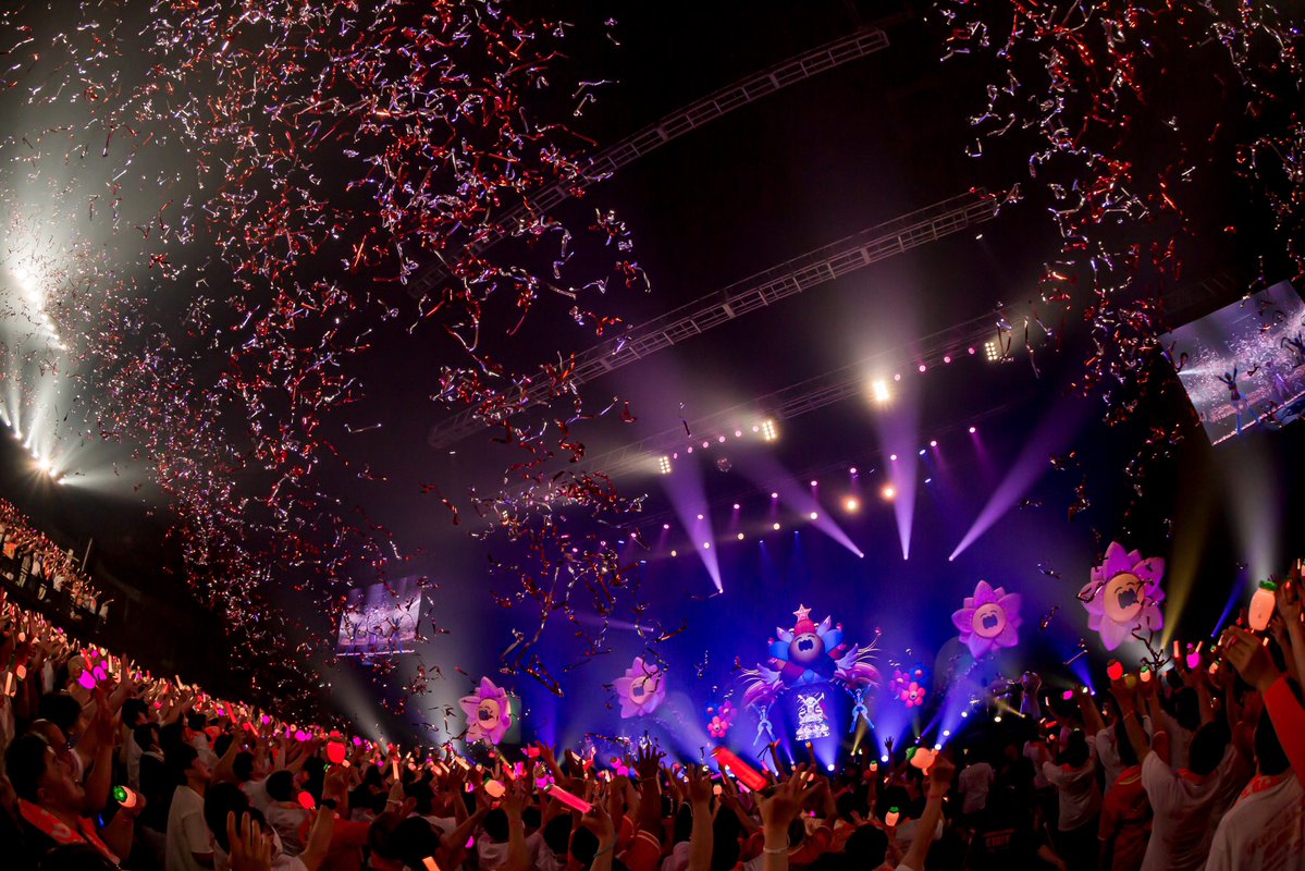 momosuzunene's tweet photo. この景色一生大事にするって決めた🍑🌸
ライブ始まる前からずーっと声出しててくれたみんなありがとね♡喉大丈夫かな？！
配信のみんなも盛り上げてくれてありがとう！
ねねの一生でほんとに最高の一日だった！
また振り返り配信するね🫶💖
 #ねね超開花 https://t.co/AodA8ZVSB6