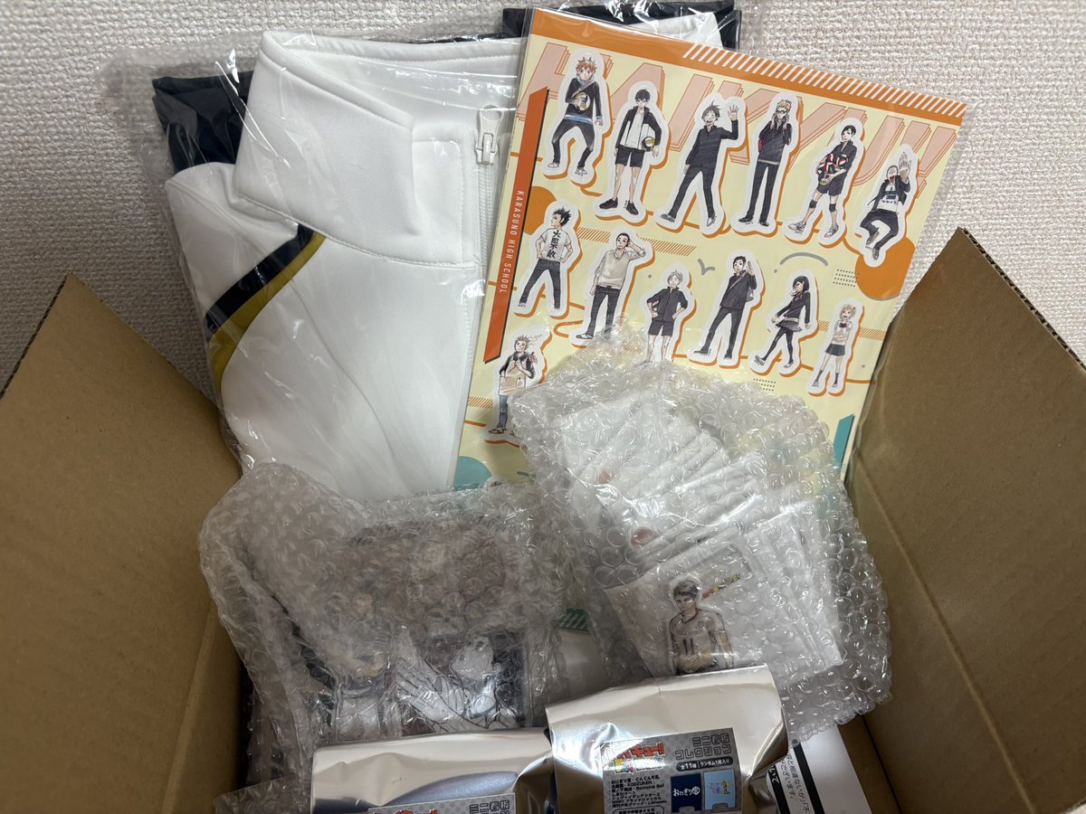 hinas2fox's tweet photo. 飲み会から帰ってきたら梟谷ジャージと大量のアクスタ届いてて幸
今から開封の儀 https://t.co/7mrsMLvDNW