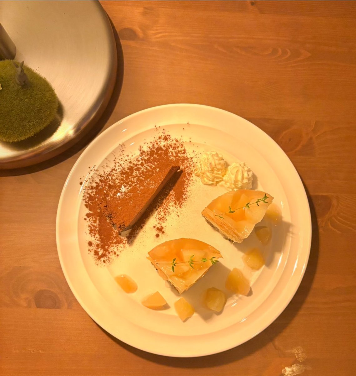 Yayacafeu831's tweet photo. 夜だけの数量限定。

🍑夜灯の桃タルト
🍫深夜の生チョコテリーヌ

見た目以上に満足感のあるデザートプレートです。

価格：¥1,980（税別）

仕事帰りや夜のお出かけの締めに、
少し贅沢な甘い時間をどうぞ。

21:00〜翌6:00
なくなり次第終了です。 https://t.co/RDuMiqhNwu