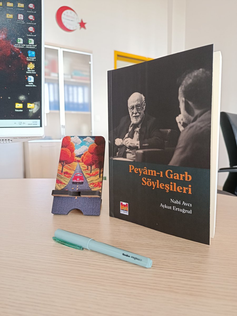 erolafsin's tweet photo. 10 Ekim 2023 ile 12 Mayıs 2026 tarihleri arasında çeşitli zaman dilimlerinde Aykut ERTUĞRUL’un Nabi AVCI ile yaptığı söyleşiler kitap haline getirilmiş. Kitaptaki her bölümün başında verilen karekod ile ilgili söyleşinin videosuna erişmek mümkün.@omerrarisoy https://t.co/g7qIny8G2B